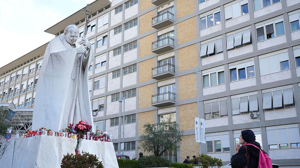 Papst Franziskus ist bereits seit fast einer Woche im Krankenhaus.