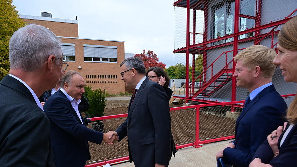 Verleger Prof. Dr. Martin Balle (links) begrüßte Florian Herrmann (CSU), Leiter der Bayerischen Staatskanzlei. Verleger Prof. Dr. Martin Balle (links) begrüßte Florian Herrmann (CSU), Leiter der Bayerischen Staatskanzlei.