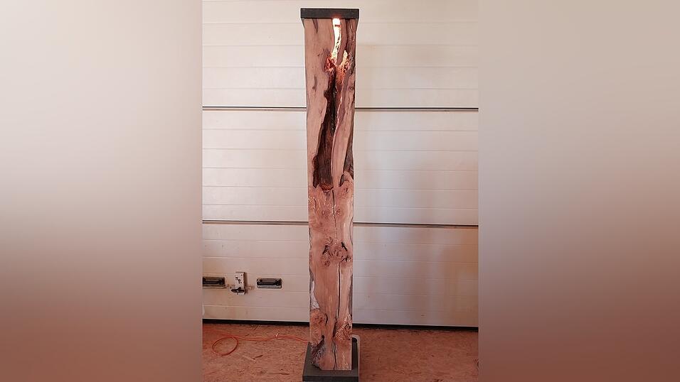 Die Lampe „Risslicht“ (Ausschnitt) besteht aus einem markanten Birnbaumstamm. Die Lampe „Risslicht“ (Ausschnitt) besteht aus einem markanten Birnbaumstamm.