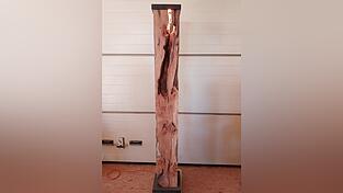 Die Lampe „Risslicht“ (Ausschnitt) besteht aus einem markanten Birnbaumstamm. Die Lampe „Risslicht“ (Ausschnitt) besteht aus einem markanten Birnbaumstamm.