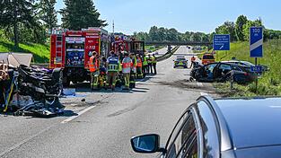 Die Polizei hat die A8 Richtung München nach einem schweren Verkehrsunfall mit einem Toten gesperrt. (Symbolbild) Die Polizei hat die A8 Richtung München nach einem schweren Verkehrsunfall mit einem Toten gesperrt. (Symbolbild)