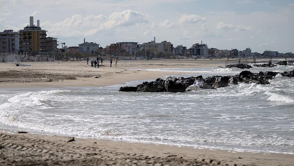 An einem Strand der italienischen Adria wurde eine Urne mit sterblichen Überresten entdeckt. (Symbolbild) An einem Strand der italienischen Adria wurde eine Urne mit sterblichen Überresten entdeckt. (Symbolbild)