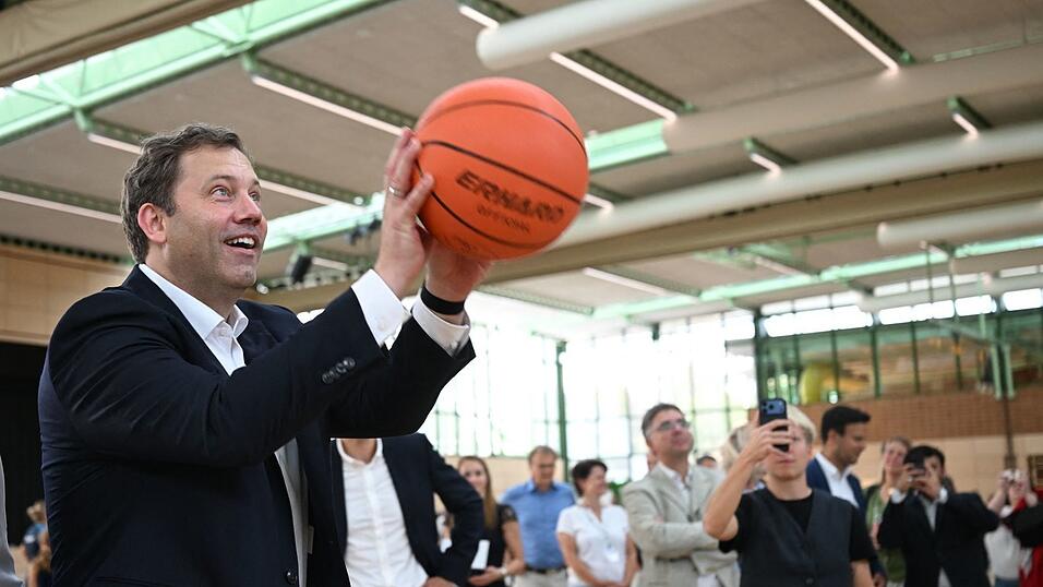 Klingbeil besucht eine Sporthalle, die mit Bundesgeld saniert wird. (Archivbild) Klingbeil besucht eine Sporthalle, die mit Bundesgeld saniert wird. (Archivbild)