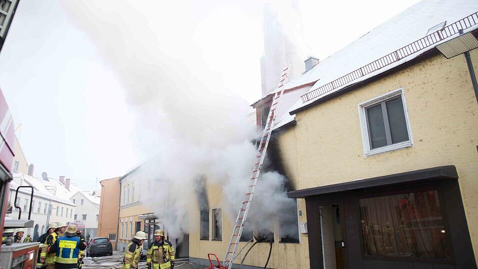 Inmitten dieses brennenden Hauses in der Griesgasse in Dingolfing entdeckte die Feuerwehr die Leiche.