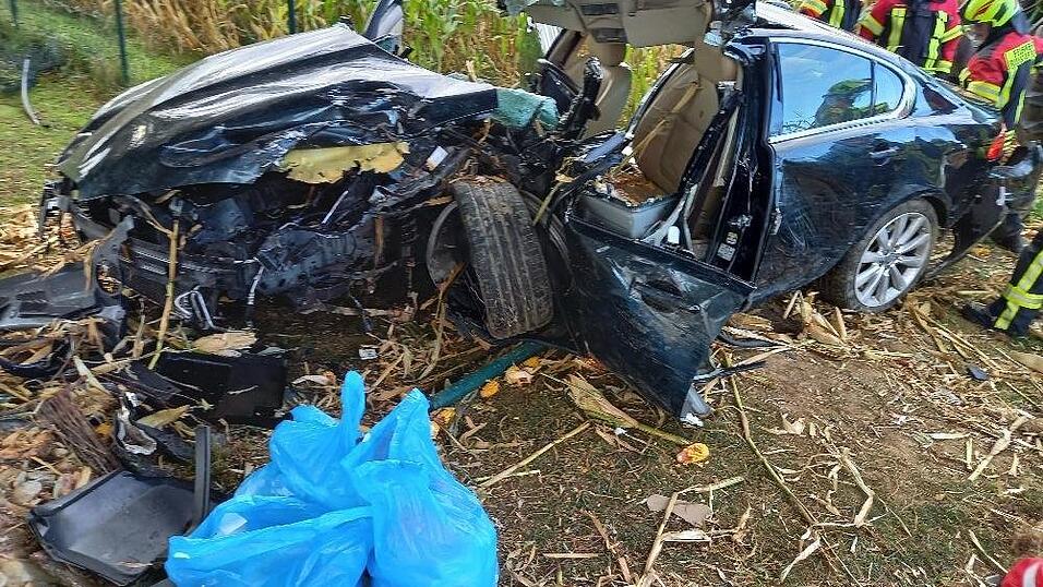 Vier junge Menschen wurden am Samstag bei einem Autounfall bei Ruhstorf (Kreis Passau) schwer verletzt.