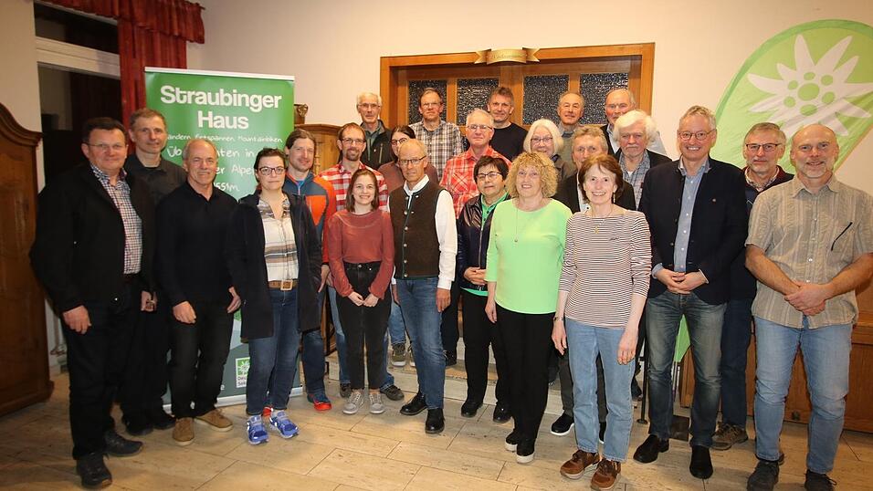 Der gesamte Vorstand der DAV-Sektion Straubing bestehend aus geschäftsführendem Vorstand, Beisitzer und Beirat wurde neu gewählt. Thomas Rupprecht (2.v.l.) und Josef Grill (1. Reihe, 7.v.l.) sind gleichberechtige Vorsitzende. Der gesamte Vorstand der DAV-Sektion Straubing bestehend aus geschäftsführendem Vorstand, Beisitzer und Beirat wurde neu gewählt. Thomas Rupprecht (2.v.l.) und Josef Grill (1. Reihe, 7.v.l.) sind gleichberechtige Vorsitzende.