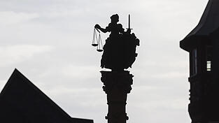 Der Angeklagte habe sein Opfer schon w&auml;hrend der Vergewaltigung gew&uuml;rgt und geschlagen, sagt Ralph Reiter. F&uuml;r seine Tat wurde der Th&uuml;ringer zu elfeinhalb Jahren verurteilt.