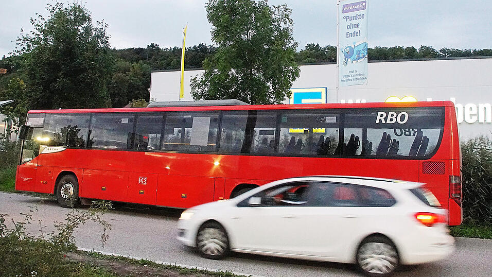 Die parkenden Linienbusse in der Bahnhofstraße, zwischen Edeka und Rewe, sind vielen Passanten ein Dorn im Auge. Die parkenden Linienbusse in der Bahnhofstraße, zwischen Edeka und Rewe, sind vielen Passanten ein Dorn im Auge.
