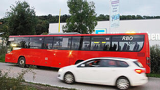 Die parkenden Linienbusse in der Bahnhofstraße, zwischen Edeka und Rewe, sind vielen Passanten ein Dorn im Auge.