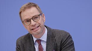 &bdquo;Wer &uuml;ber ein sehr hohes Einkommen verf&uuml;gt, soll auch einen gr&ouml;&szlig;eren Beitrag leisten&ldquo;, sagt Reiner Holznagel, Pr&auml;sident des Bundes der Steuerzahler Deutschland.