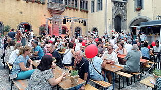 Die Gäste tummelten sich auf Bierbänken vor der Tourist Info. Die Gäste tummelten sich auf Bierbänken vor der Tourist Info.