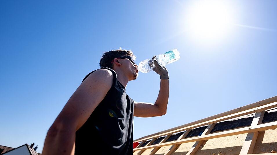 Hitze ist gefährlich - besonders für Ältere und Vorerkrankte. Viel zu trinken ist besonders wichtig. Hitze ist gefährlich - besonders für Ältere und Vorerkrankte. Viel zu trinken ist besonders wichtig.