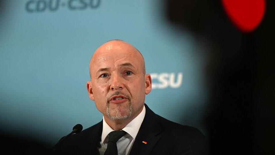 CSU-Landesgruppenchef Hoffmann warnt vor Linksb&uuml;ndnis in Berlin.