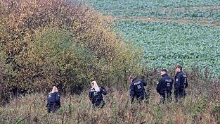 Am Mittwoch durchkämmten Polizisten vor allem die Umgebung eines Tümpels bei Klein Upahl.