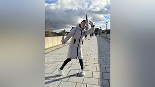 Heidi Bauer von Kotch & Rhapsody bittet zum Tanz. Heidi Bauer von Kotch & Rhapsody bittet zum Tanz.