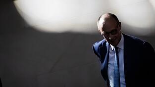 Bundeskanzler Friedrich Merz kommt ins Plenum des Deutschen Bundestages.