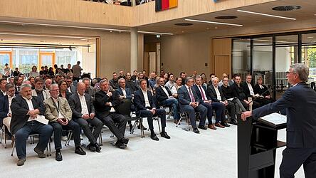 Hochranging war die Zahl der Ehreng&auml;ste, welche die Ansprache von Landrat Bernd Sibler verfolgten.