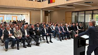 Hochranging war die Zahl der Ehrengäste, welche die Ansprache von Landrat Bernd Sibler verfolgten. Hochranging war die Zahl der Ehrengäste, welche die Ansprache von Landrat Bernd Sibler verfolgten.