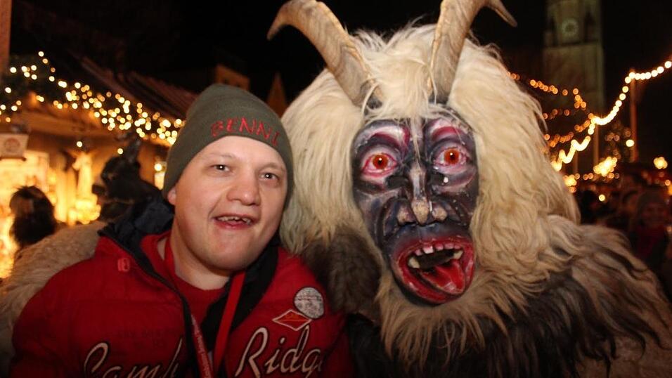 Die Perchtengruppe 'Frisinger Fratz'n' trat am Mittwochabend auf dem Landshuter Christkindlmarkt auf. Die Perchtengruppe 'Frisinger Fratz'n' trat am Mittwochabend auf dem Landshuter Christkindlmarkt auf.
