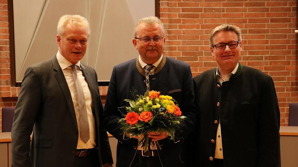 Landrat Josef Laumer (Mitte) bleibt weiterhin Landrat des Landkreises Straubing-Bogen.