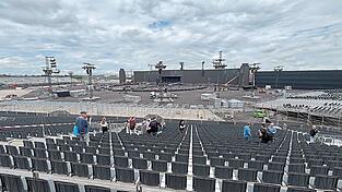 Mehr als 200 Meter lang ist die Bildschirmwand hinter der Bühne, auf der Adele bald zehn Konzerte spielen wird. Mehr als 200 Meter lang ist die Bildschirmwand hinter der Bühne, auf der Adele bald zehn Konzerte spielen wird.