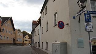 In Landau an der Isar ist ein Polizist schwer verletzt worden, nachdem ihn ein 60-jähriger Autofahrer angefahren hatte. (Symbolbild)