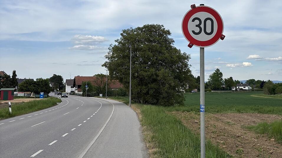 Eines der mobilen 30er-Schilder an der Geiselh&ouml;ringer Stra&szlig;e auf H&ouml;he der Kapellerstra&szlig;e.