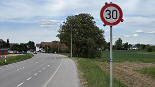 Eines der mobilen 30er-Schilder an der Geiselh&ouml;ringer Stra&szlig;e auf H&ouml;he der Kapellerstra&szlig;e.