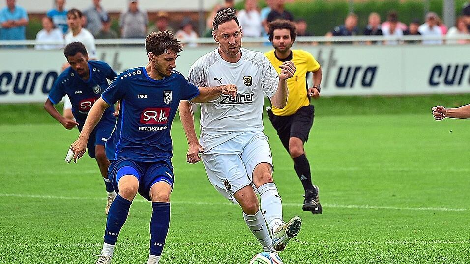 Markus Ziereis (in Weiß) glänzte durch zwei Tore. Markus Ziereis (in Weiß) glänzte durch zwei Tore.