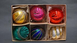 Natürlich keine Massenware: Schachtel mit sechs Christbaumkugeln aus den 1970er bis 1990er Jahren Natürlich keine Massenware: Schachtel mit sechs Christbaumkugeln aus den 1970er bis 1990er Jahren