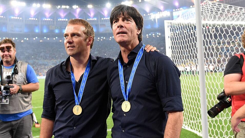 Wurden 2014 gemeinsam Weltmeister: Joachim L&ouml;w (rechts) und Hansi Flick. Nun tritt Flick in L&ouml;ws Fu&szlig;stapfen und wird selbst Bundestrainer. (Archivbild)