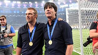Wurden 2014 gemeinsam Weltmeister: Joachim L&ouml;w (rechts) und Hansi Flick. Nun tritt Flick in L&ouml;ws Fu&szlig;stapfen und wird selbst Bundestrainer. (Archivbild)