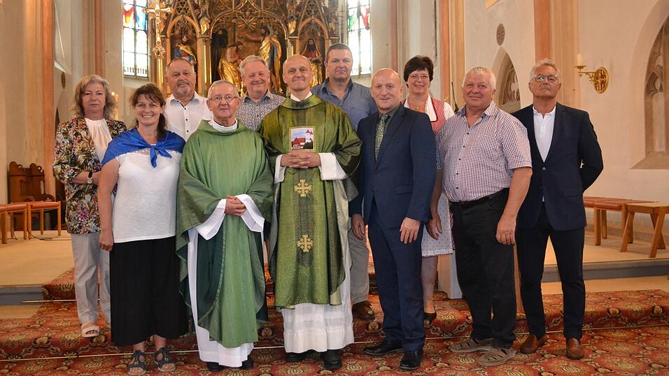 In der Pfarrkirche St. Johannes verabschiedete Kirchenpfleger Helmut Jakob (5. v. l.) die beiden Geistlichen. Viele Gläubige und Ehrenamtliche waren ebenso gekommen. In der Pfarrkirche St. Johannes verabschiedete Kirchenpfleger Helmut Jakob (5. v. l.) die beiden Geistlichen. Viele Gläubige und Ehrenamtliche waren ebenso gekommen.