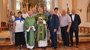 In der Pfarrkirche St. Johannes verabschiedete Kirchenpfleger Helmut Jakob (5. v. l.) die beiden Geistlichen. Viele Gl&auml;ubige und Ehrenamtliche waren ebenso gekommen.