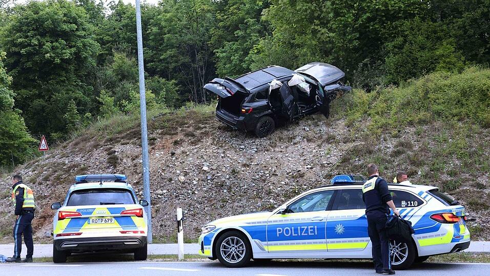 Die drei Männer waren im Mai in ihrem Wagen auf der Flucht vor der Polizei verunglückt. (Archivbild) Die drei Männer waren im Mai in ihrem Wagen auf der Flucht vor der Polizei verunglückt. (Archivbild)