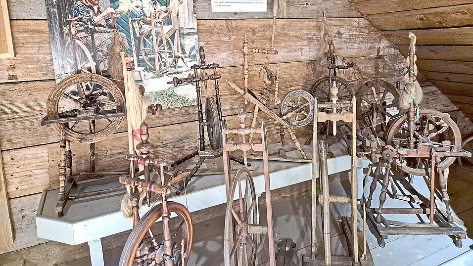 Alte Spinnr&auml;der sich zuhauf im Museum. In der Bl&uuml;tezeit der Weberei arbeiteten bis zu 800 Hausweber in der Region.