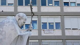 Nach der Operation an der Lunge des Papstes stehen wichtige Befunde noch aus. Nach der Operation an der Lunge des Papstes stehen wichtige Befunde noch aus.