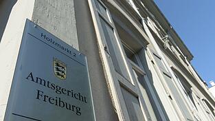 Ein Schild mit der Aufschrift 'Amtsgericht Freiburg' hängt am 02.07.2015 an der Fassade des Gerichtsgebäudes in Freiburg (Baden-Württemberg). Ein Schild mit der Aufschrift 'Amtsgericht Freiburg' hängt am 02.07.2015 an der Fassade des Gerichtsgebäudes in Freiburg (Baden-Württemberg).