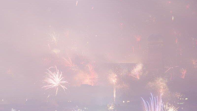 Viel Lärm und Rauch über den bayerischen Städten: Viele Leute wollen nach eigener Aussage Umwelt und Tieren zuliebe auf das Feuerwerk an Silvester verzichten. (Symbolbild) Viel Lärm und Rauch über den bayerischen Städten: Viele Leute wollen nach eigener Aussage Umwelt und Tieren zuliebe auf das Feuerwerk an Silvester verzichten. (Symbolbild)