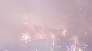 Viel Lärm und Rauch über den bayerischen Städten: Viele Leute wollen nach eigener Aussage Umwelt und Tieren zuliebe auf das Feuerwerk an Silvester verzichten. (Symbolbild)