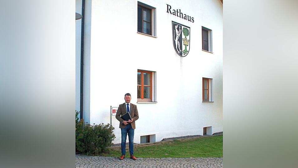 Matthias Wallner vor seinem Dienstsitz. Matthias Wallner vor seinem Dienstsitz.