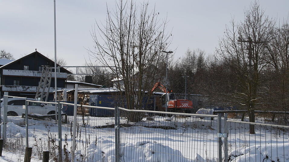 Im vorderen Teil des Gel&auml;ndes sind die Abbauarbeiten der verpackten Anlage schon angelaufen. Die gut 50 aufgebauten Container im hinteren Bereich des Gel&auml;ndes waren lange Zeit durch Bauz&auml;une am Parkplatz der ehemaligen Diskothek nicht erreichbar.