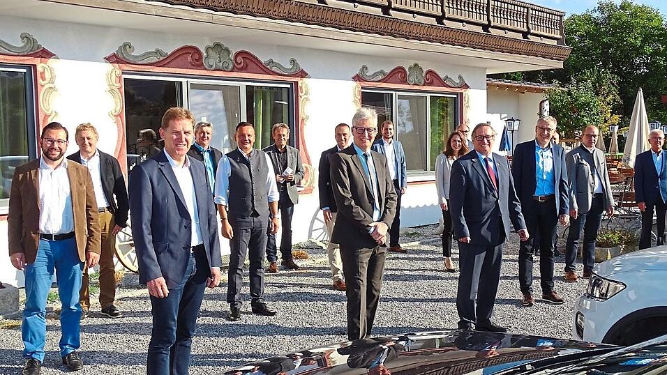 Die Corona-Pandemie stellt Landrat und die Bürgermeister (hier bei einer Bürgermeisterversammlung im Herbst des vergangenen Jahres) vor große Herausforderungen. Die Corona-Pandemie stellt Landrat und die Bürgermeister (hier bei einer Bürgermeisterversammlung im Herbst des vergangenen Jahres) vor große Herausforderungen.