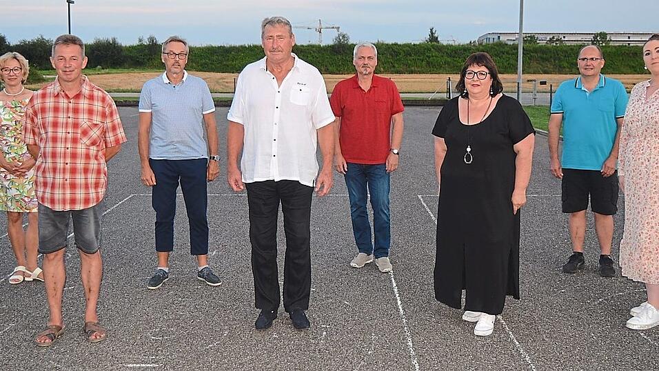 Die neue Vorstandschaft um Franz Rösch (M.), Herrenwart Gerhard Pommer (2. v. r.), Schriftführerin Rita Rösch (3. v. r.), Kassierin Steffi Rösch-Jeske (r.), Beisitzer Detlev Jeske, Willi Niedergesäß, Herbert Penn und Günter Kraus (v. l.) sowie Bürgermeisterin Jutta Staudinger (2. v. l.). Die neue Vorstandschaft um Franz Rösch (M.), Herrenwart Gerhard Pommer (2. v. r.), Schriftführerin Rita Rösch (3. v. r.), Kassierin Steffi Rösch-Jeske (r.), Beisitzer Detlev Jeske, Willi Niedergesäß, Herbert Penn und Günter Kraus (v. l.) sowie Bürgermeisterin Jutta Staudinger (2. v. l.).