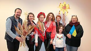 Alexey Istratov mit einem 'Diduch', Nataliia Karpliuk, Iryna Hadersdorfer, Tetiana Semeniuk, Oksana Liutikova mit Tochter Amalia und Mascha Sidorova-Spilker laden die Landshuter am Freitag und Samstag am L&auml;ndtor ein, etwas &uuml;ber die Ukraine und ukrainische Weihnachten zu erfahren.