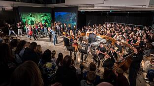 Chor, Orchester, Theater: &Uuml;ber 100 Sch&uuml;ler waren an der Show beteiligt.