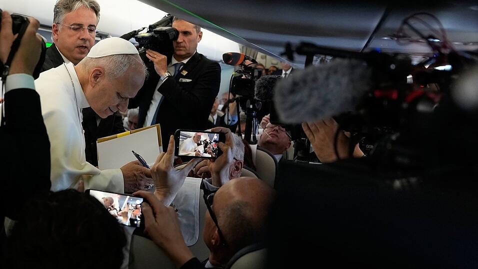 Papst Leo XIV. spricht während des Flugs nach Spanien mit mitreisenden Journalisten. Papst Leo XIV. spricht während des Flugs nach Spanien mit mitreisenden Journalisten.