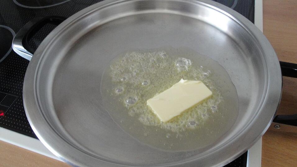 Butter in einer Pfanne zerlassen.