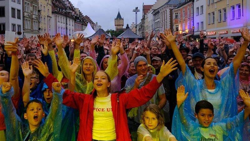 LaBrassBanda begeisterte am Donnerstagabend das Publikum in Straubing.