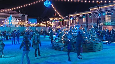 Die Kunsteisbahn im Freizeitpark Liseberg ist popul&auml;r.